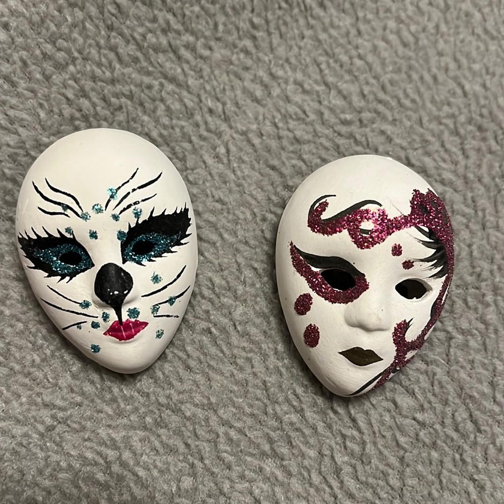 Masks pins, set of 2
